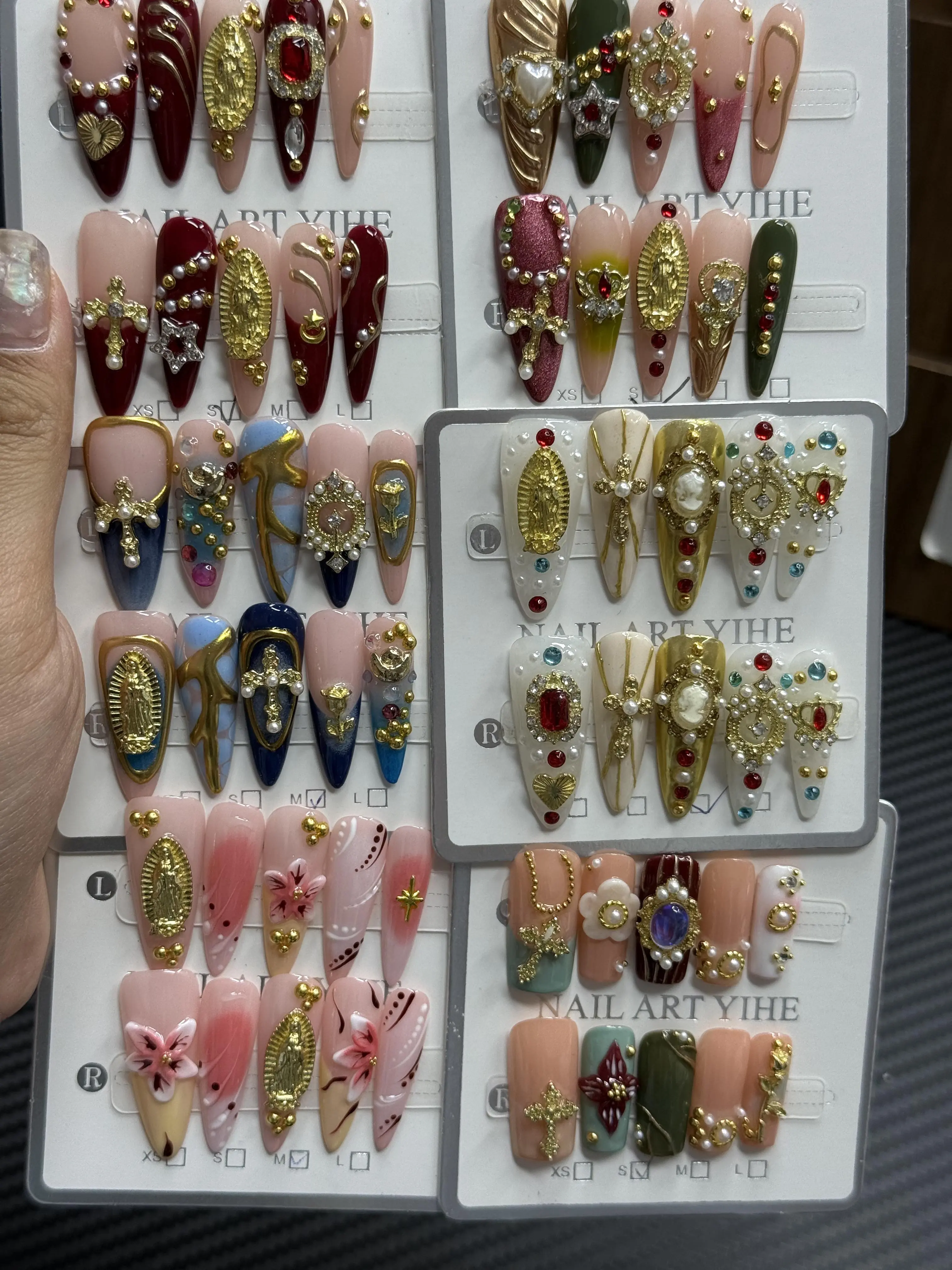 Lucy(9020)gc.Royal-style nails