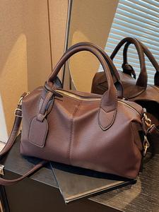 Retro textured crossbody women's bag, soft leather casual shoulder tote bag, fashionable and versatile shoulder commuter bag, simple solid color handheld pillow bag, suitable for daily matching and other scenarios.