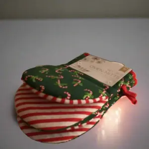 Christmas Oven Mitt - Striped Design with Red and Green Patterns, Ideal for Baking and Pastry