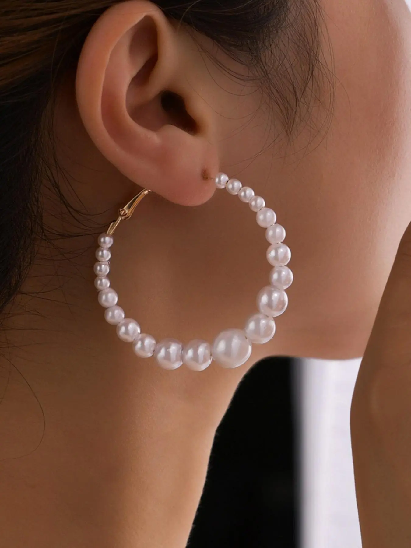 A pair of pearl bead earrings, suitable for daily wear, vacation dates, and other occasions, and also a surprising and exquisite small gift/birthday present, Pearl Hoop Earrings
