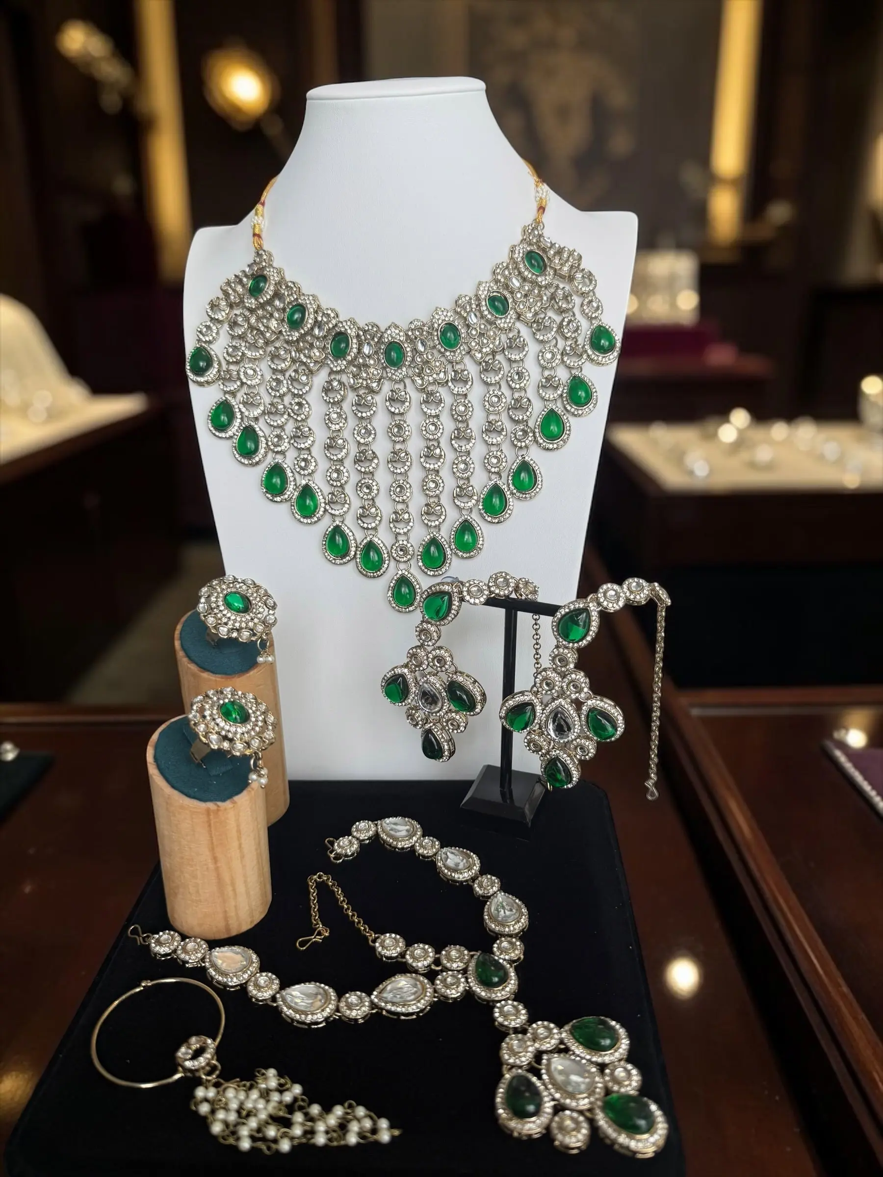 Luxury 6-Piece Emerald Green Indian Bridal Jewelry Set – Kundan Necklace, Earrings, Sheeshphool, Nath & 2 Adjustable Rings | 2 Gift Boxes 6064