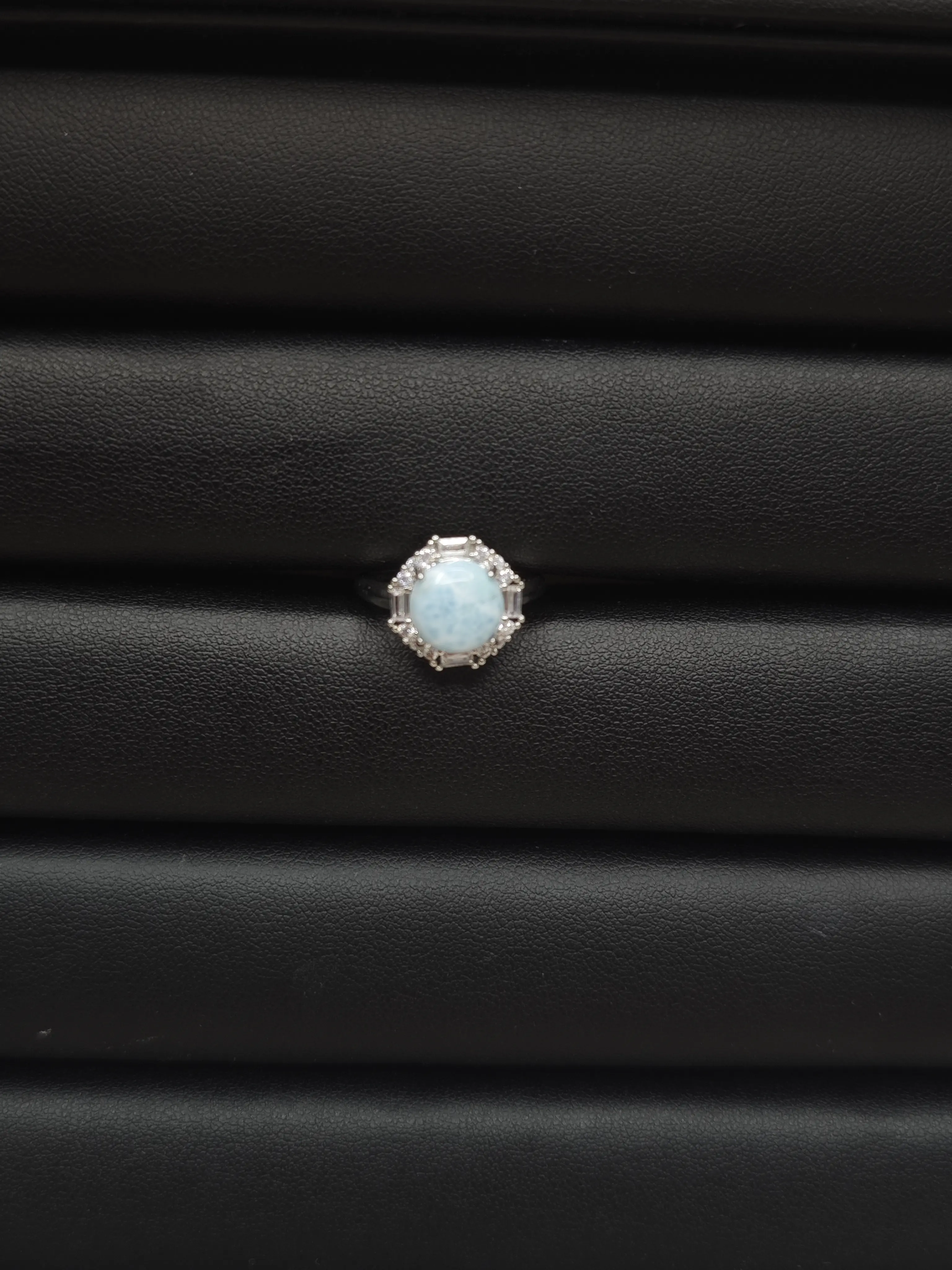 Lvy(14181)gc.Capture the ocean in this larimar ring.