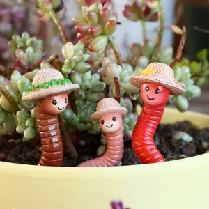 Magic Garden 3D Earthworm Resin Micro Landscape Statue, Cute Hat-Wearing Earthworm Family, Spring Decorative Garden Decoration Gift, Garden Gnome Statue, Garden Accessories