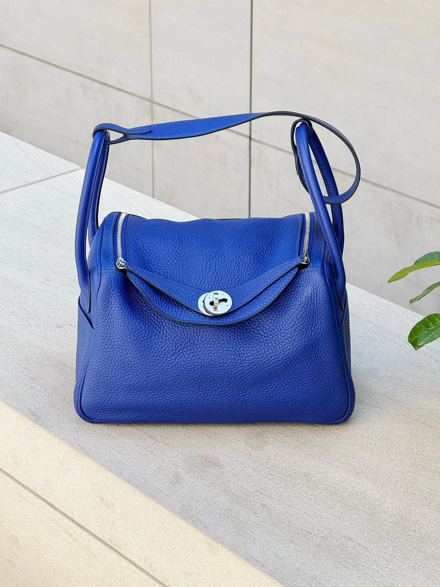 Pre-owned Calfskin Crossbody Bags Hermes Lindy26 Electricity Blue Pebbled Calfskin