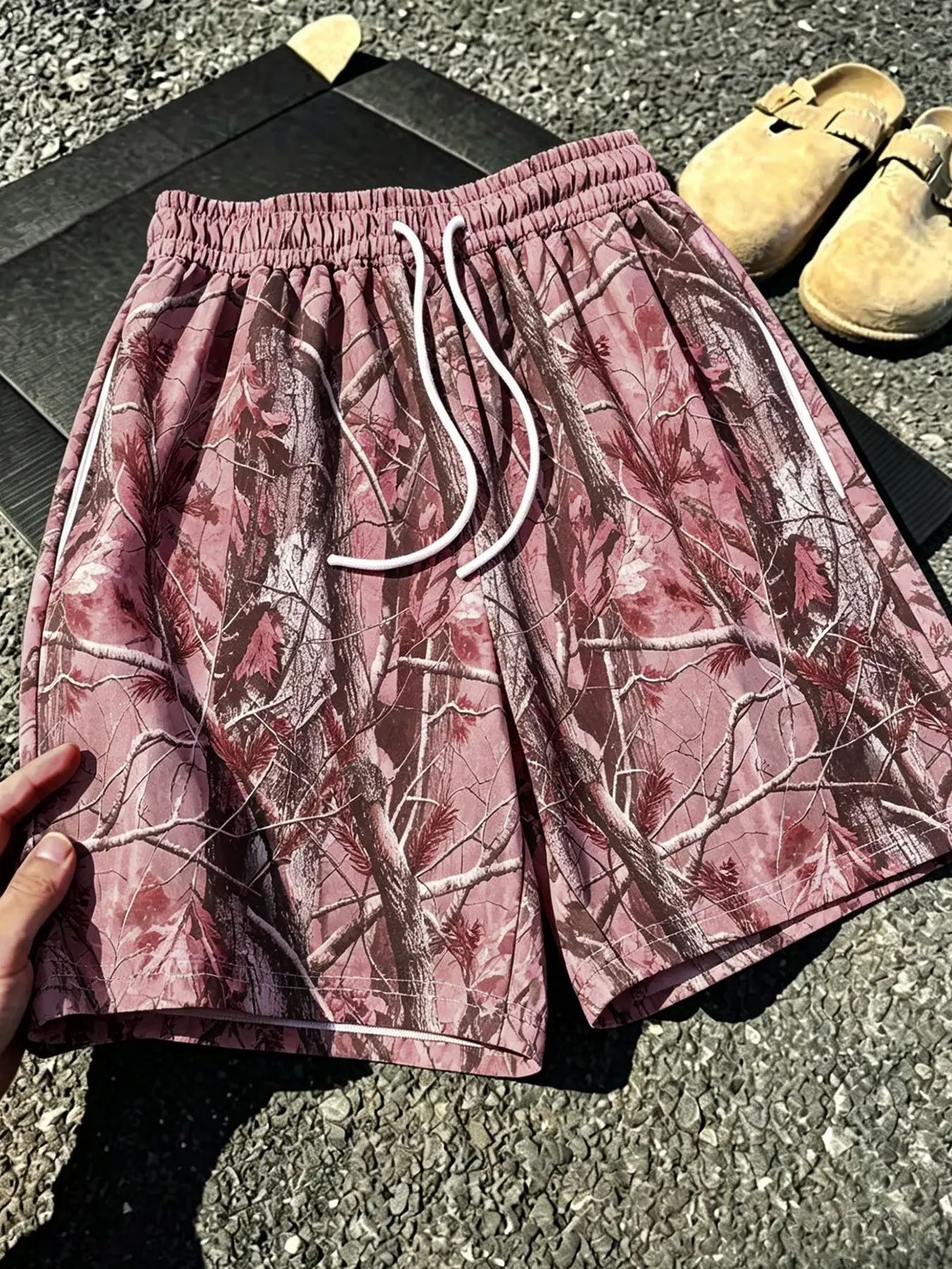 Men's summer street style tree branch camouflage elastic waist drawstring casual straight-leg pants/sports shorts, American camouflage versatile five-pocket pants, high-fashion brand loose shorts, Athleisure Street Shorts, Casual Athletic Shorts