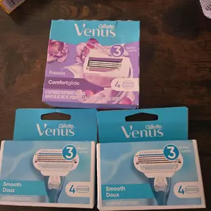 Gillette Venus Comfort Glide 3 Packs of 4 - 4 Comfortable Blades for a Relaxing Experience
