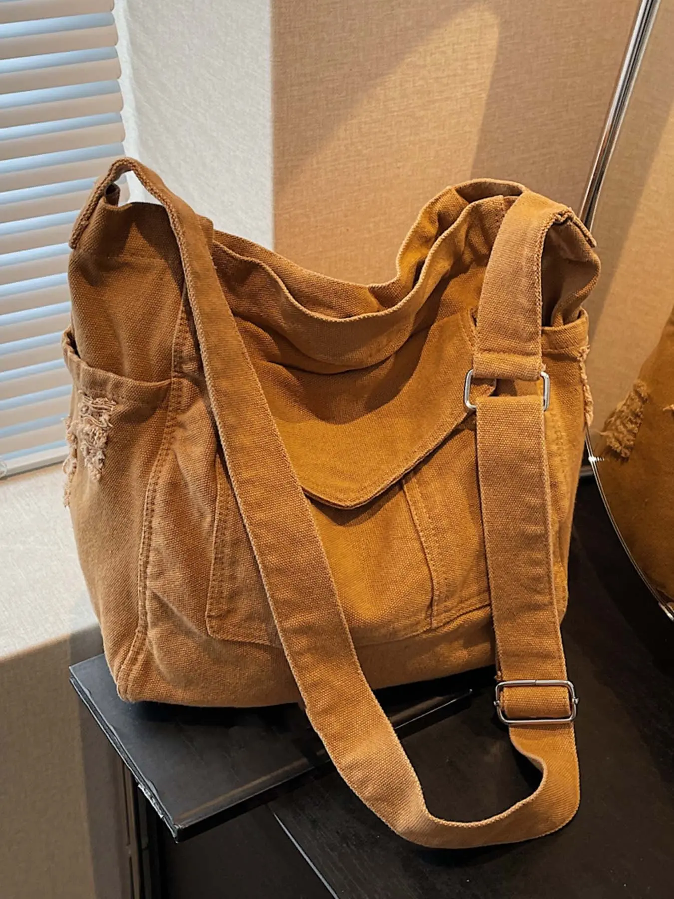 Retro distressed shoulder bag, multi-pocket design, adjustable shoulder strap, Vintage crossbody bag, Casual crossbody bags, casual versatile shoulder bag, multiple colors to choose from, suitable for daily travel, shopping, etc.