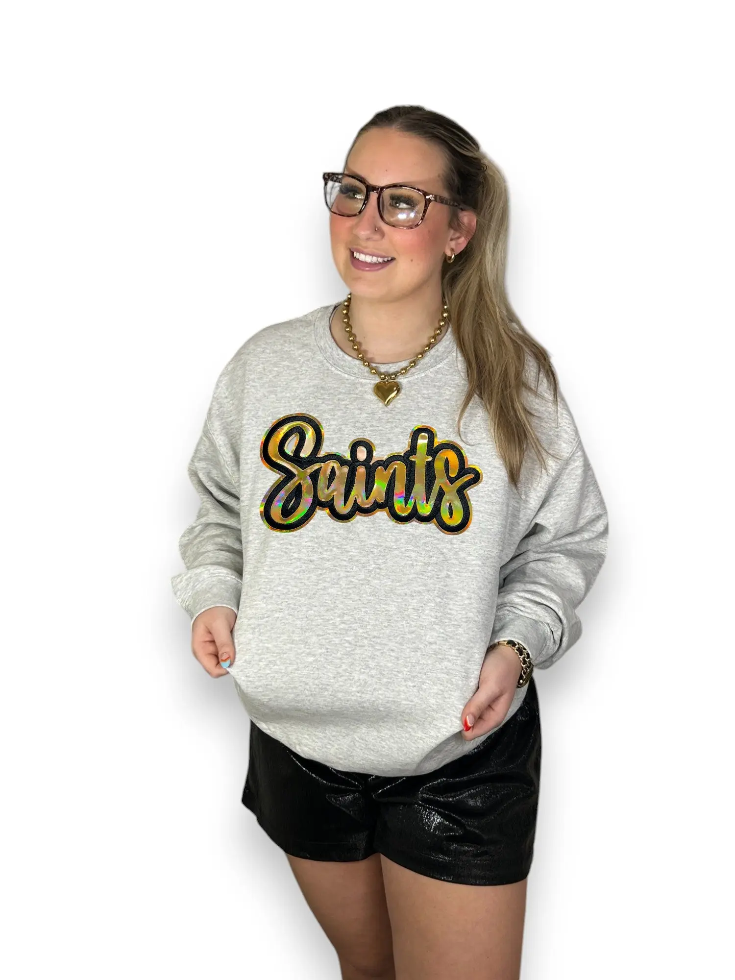 Gildan Women's Gold Cursive Metallic Saints Pullover Crewneck Sweatshirt Casual Long Sleeve Tops True to Size