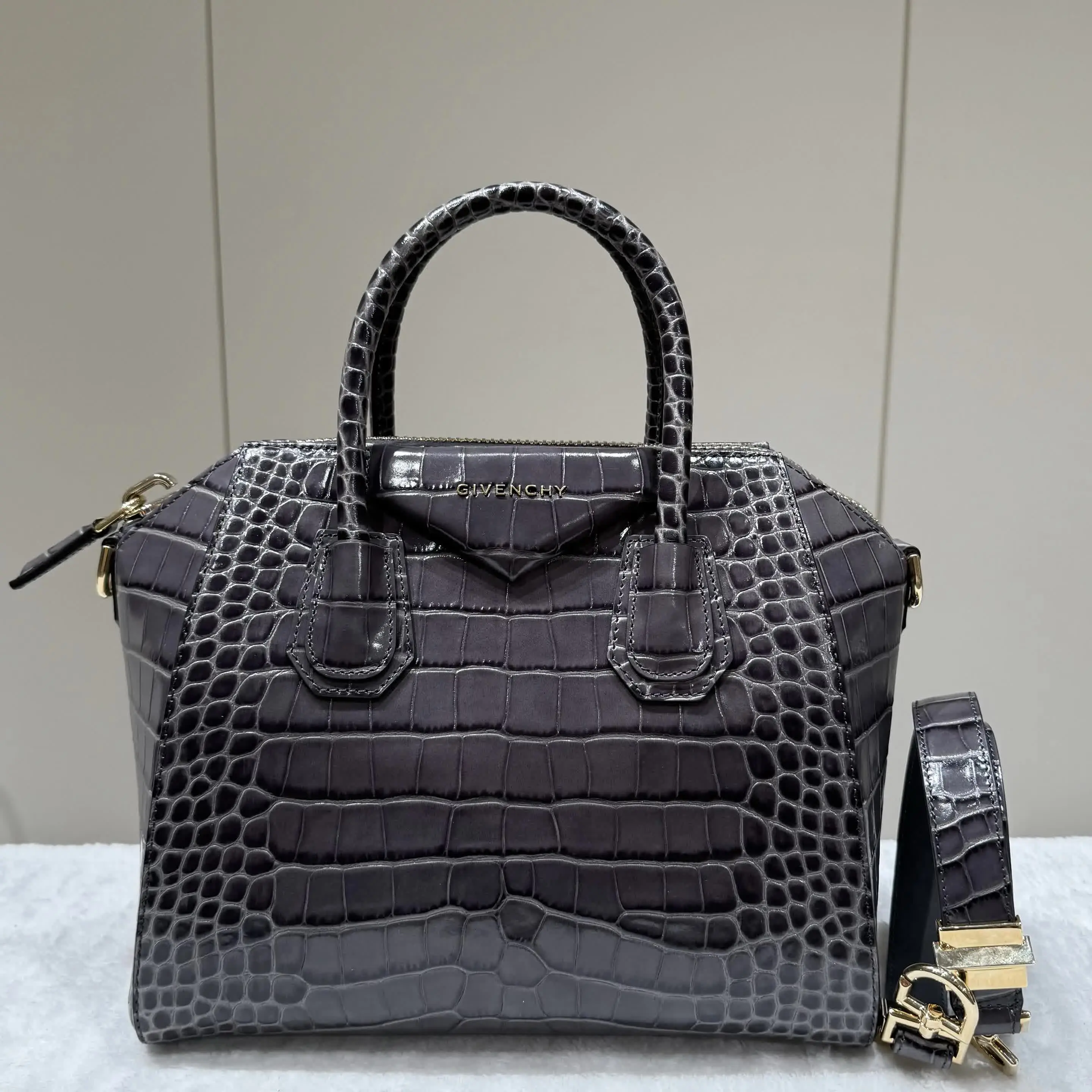 Pre-owned GIVENCHY leather Crossbody Bags Gray Croc Embossed Calfskin Antigona Small Bag with Silver Tone Hardware 45552893