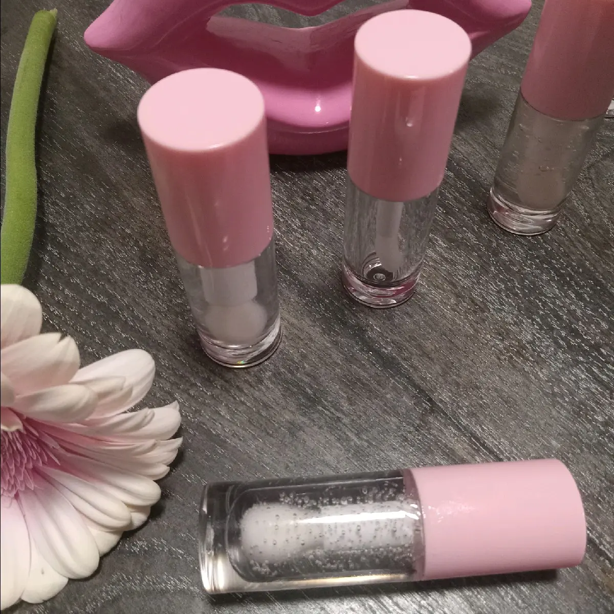 A luxurious Hydrating High Shine Clear Gloss