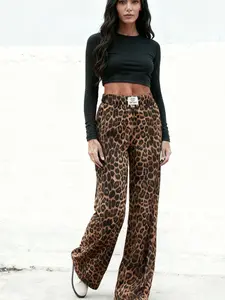 A women's casual wide-leg floor-grazing trousers with a leopard print on a yellow base, suitable for autumn and winter, and ideal for home wear, indoor activities and outdoor outfits, Casual Streetwear Pants