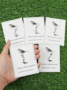 5pcs Robin Memorial Keychain Set - Alloy Bird Keychain, Classic "When a Robin appears, a loved one is near..." Quote, Animal Themed Keychain, Decoration with Buckle, Return Holiday Gift