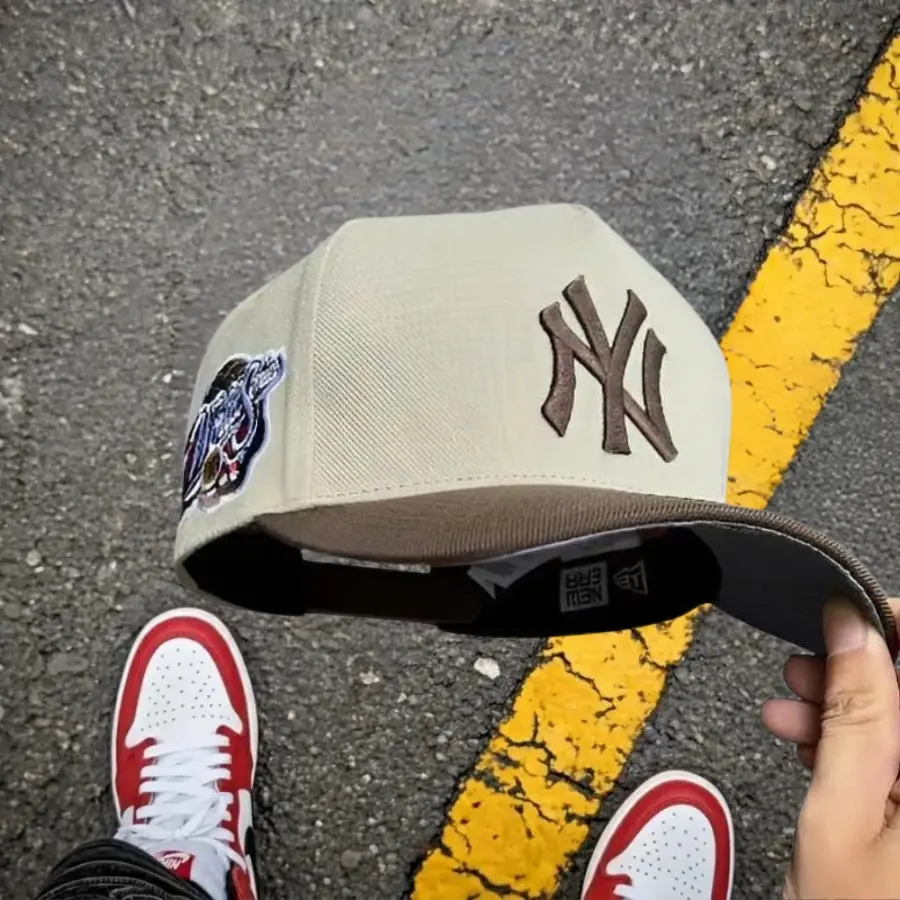 New Era MLB New York Yankees 9FORTY 59FIFTY Snapback Adjustable Baseball Cap Khaki Beige Dark Brown Embroidered NY Logo Curved Brim Adjustable Unisex Baseball Hat Retro Vintage Streetwear Look Hip Hop Style Urban Fashion Trend 2026 TikTok Viral Headwear