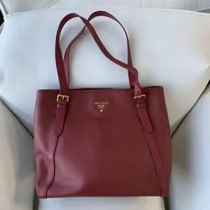 Pre-owned PRADA Classic Pebbled Leather Tote, Adjustable Strap, Gold Logo, Designer Work Handbag/EE03711022