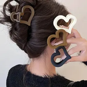 1pc Matte Love Heart Hair Claw Clip for Women, Elegant and Simple Hair Accessory, Shark Clip for Updo, Plastic Material, Hollow Design, Solid Color, Cute and Minimalist Style, Middle Dimension, Popular Element