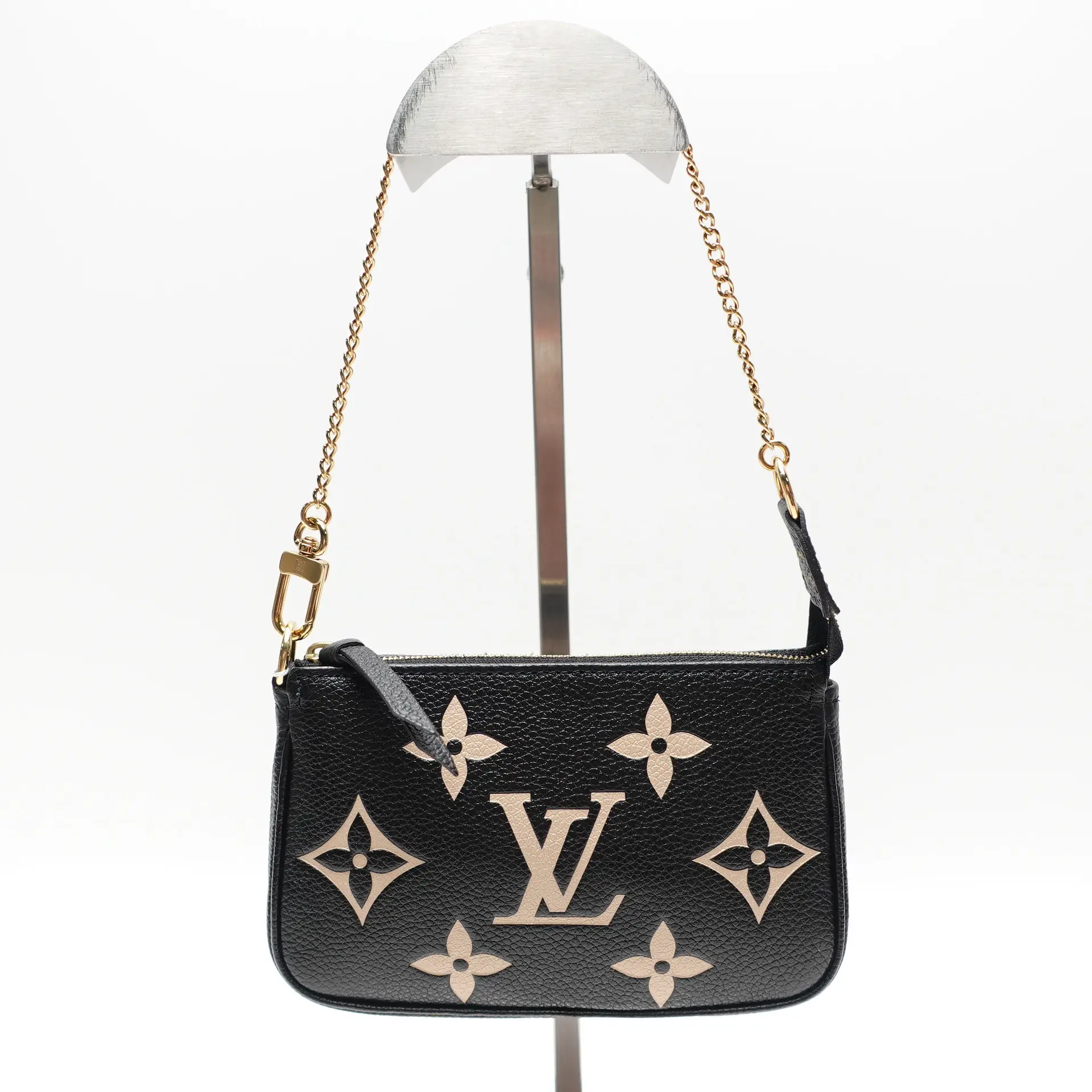 Pre-owned Louis Vuitton Calfskin Leather Clutches & Wristlets Mini Pochette Accessoires Black Wristlet T10458260