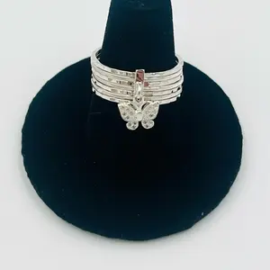 Anillo semanario con dije de mariposa cubierta con zirconias cristalinas Plata 925