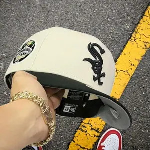 New Era Chicago White Sox Snapback Hat Cream Black – Premium Embroidered SOX Logo, Adjustable Flat Brim Baseball Cap, World Series Side Patch, Men's Women's Streetwear Fashion, MLB Inspired Sports Hat, Urban Casual Style, TikTok Trending Cap