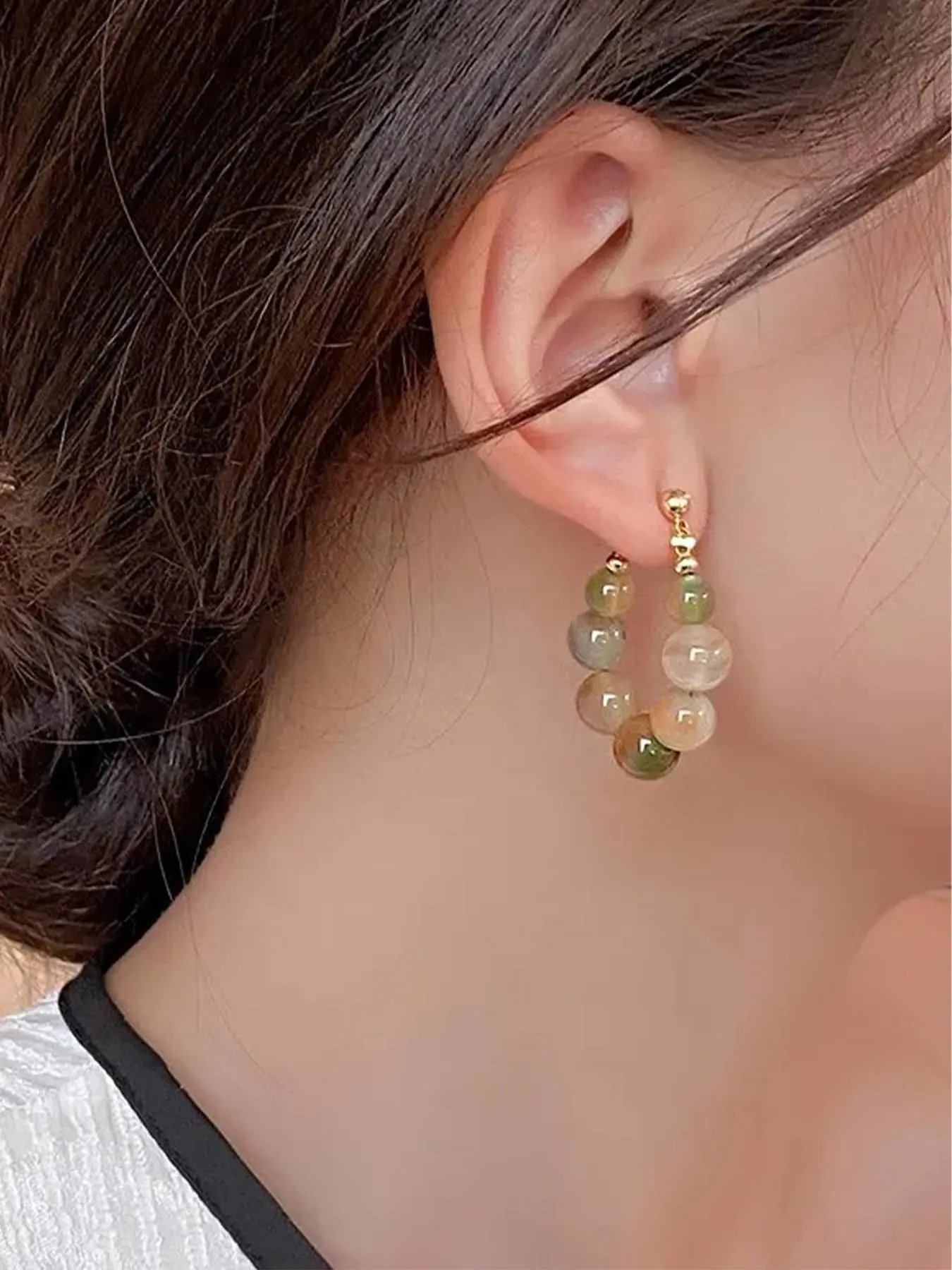 A pair of fashionable colored beaded Dangling Huggie Earrings Hoop Jewelry for women are suitable for daily wear, vacation dates, and other occasions, and are also a surprising and exquisite small gift