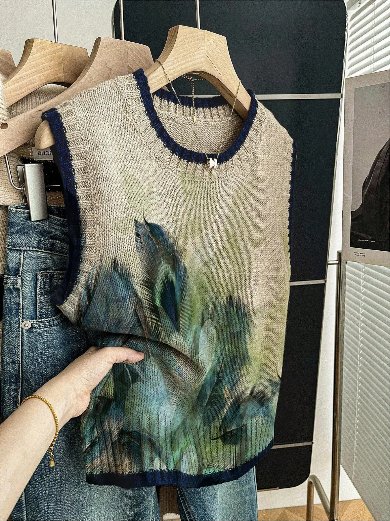 1pc Women's Spring/Summer Back to School Elegant Casual Loose Crew Neck Sleeveless Knit Top - Dark BlueTrim, Color-Block Blue & Green Gradient Feather Print, Vest-Layerable, Casual Comfy Vest