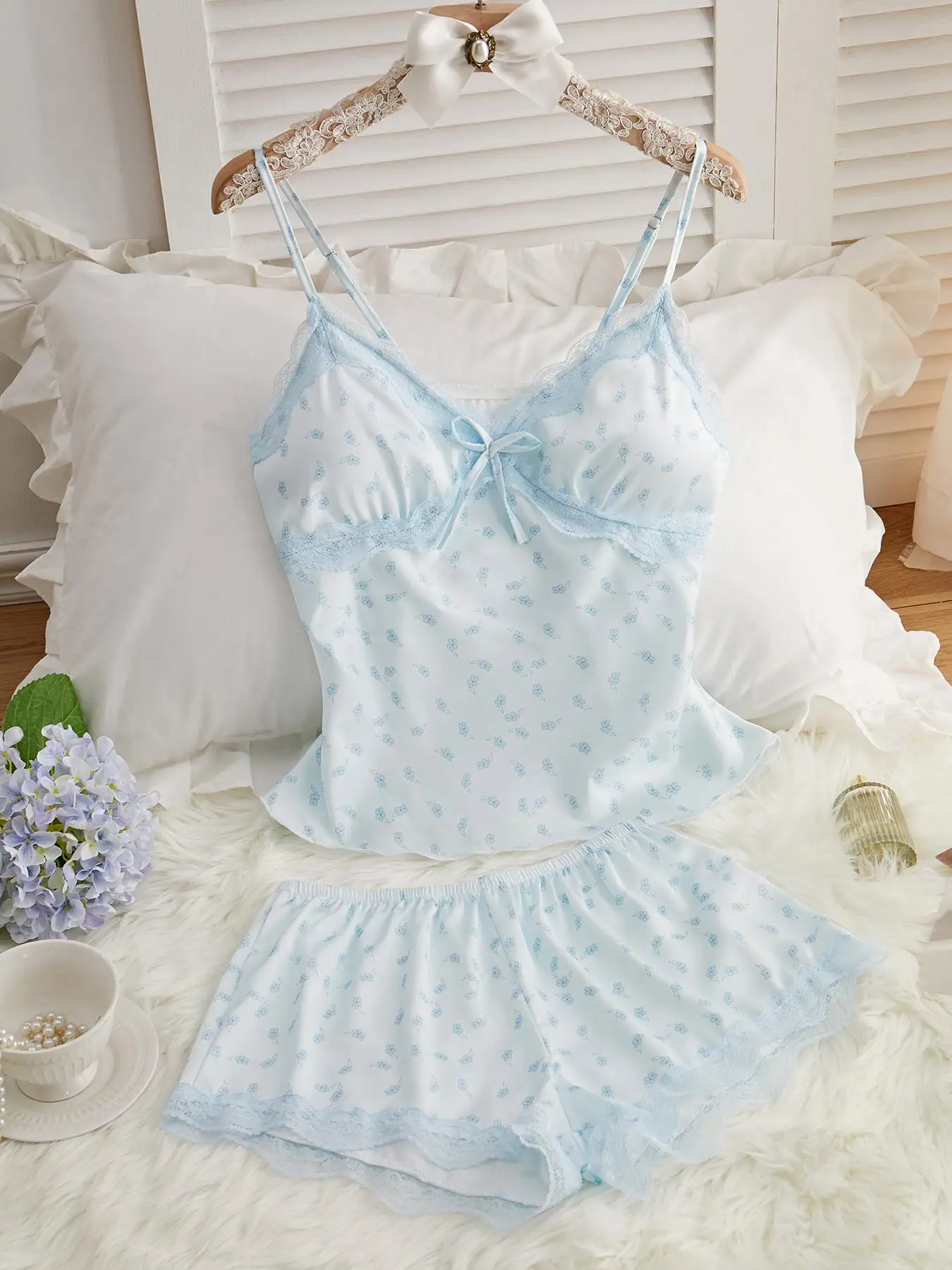 Women's Ditsy Floral Print Contrast Lace Pyjama Two-Piece Set, Chic Comfy Bow Decor Cami Top & Elastic Waist Shorts PJ Set, Women's Sleepwear for All