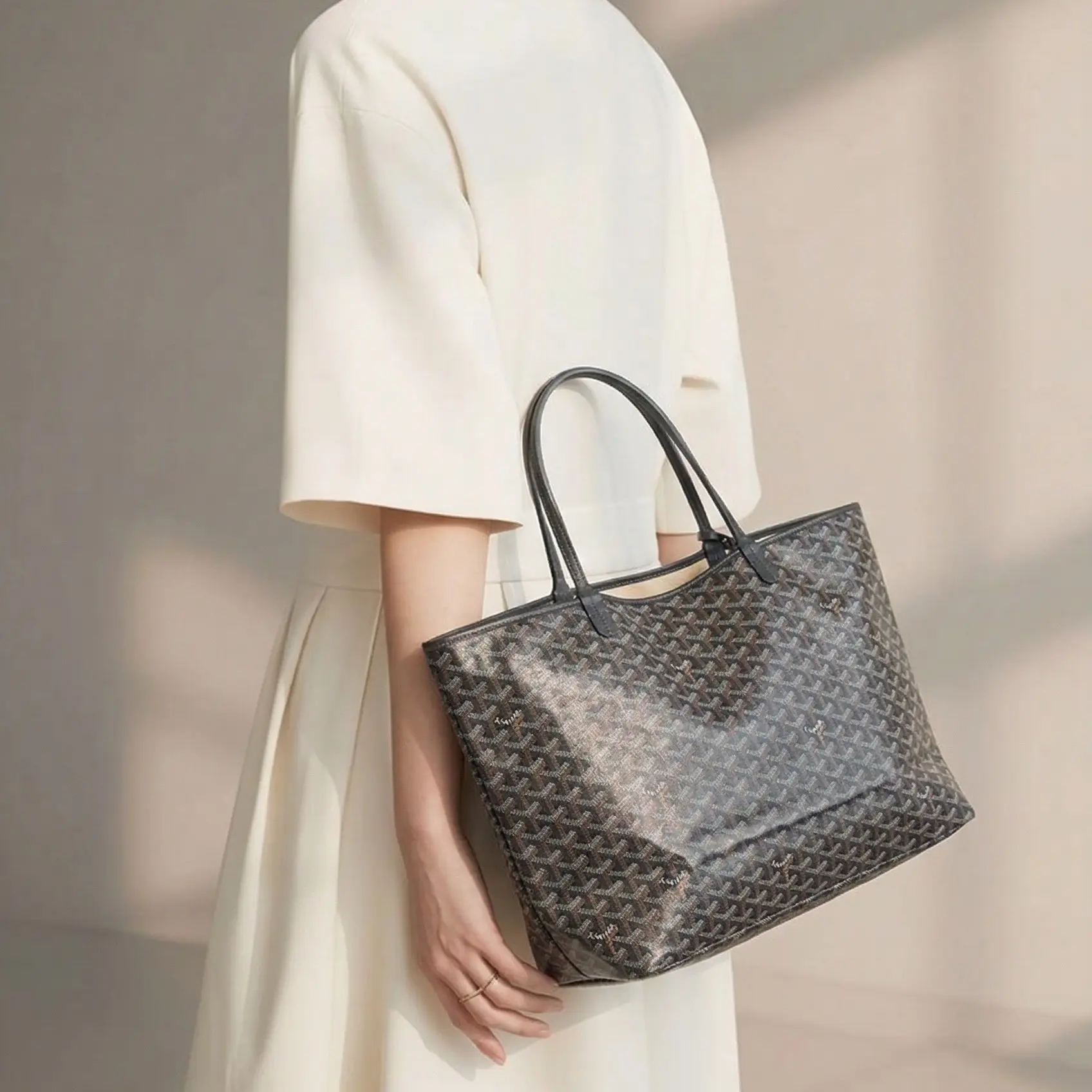 Pre-owned Goyard Canvas Tote Bags Goyardine Saint Louis GM Black Tote Bag Sleek Design, Everyday Use, Comes with a Pouch, Stays Protected