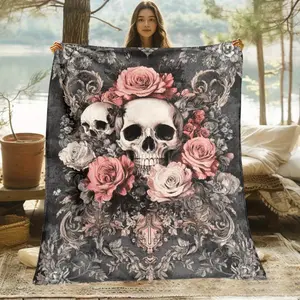 Single-piece floral skull pattern throw blanket - lightweight flannel material, suitable for sofas, outdoor use, camping, living rooms, offices, seats, and beds. Made with digital printing technology, it is soft and comfortable to the touch, making it an