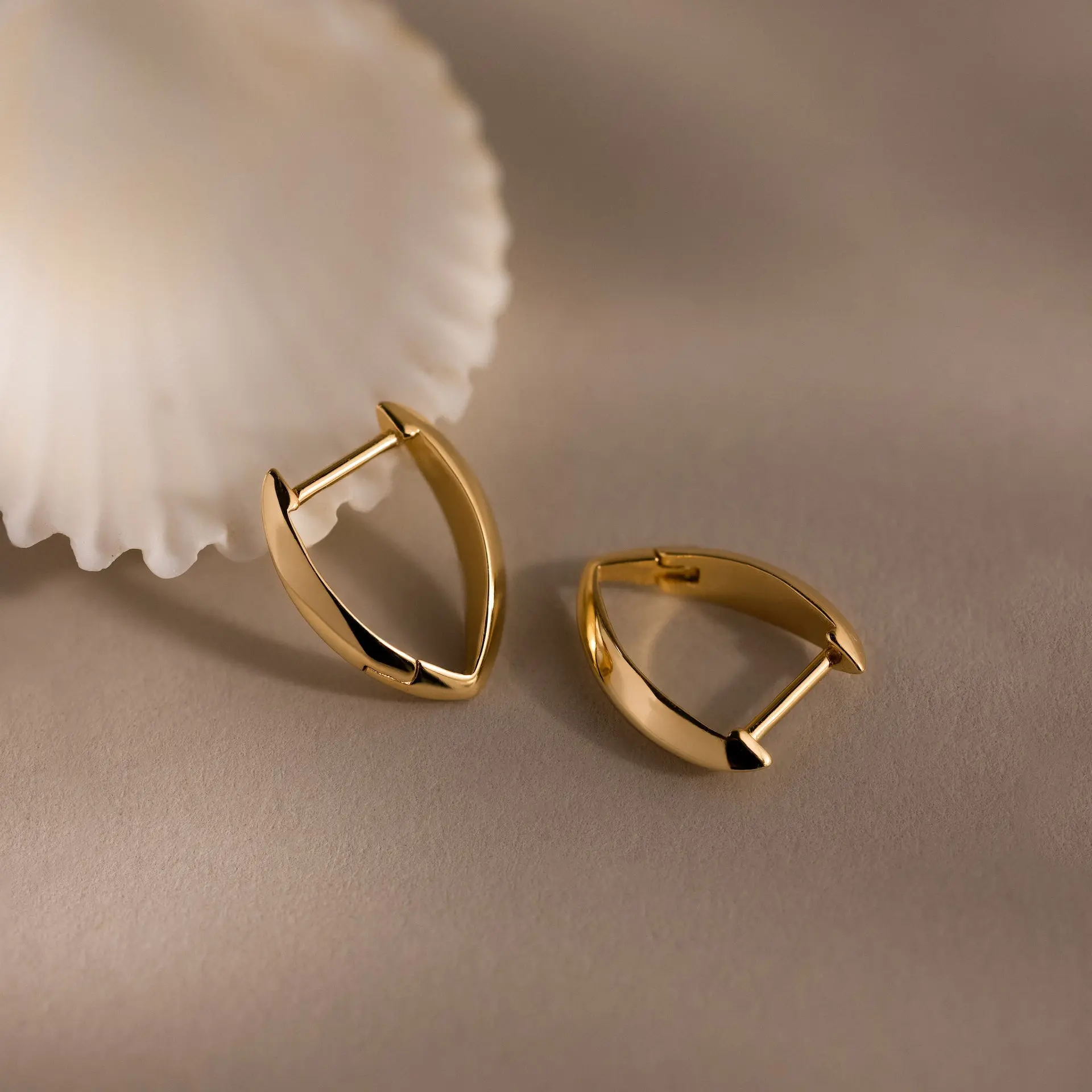 Geometric Leaf Hoop Earrings by Caitlyn Minimalist - Chunky Mini Huggie Earrings in Gold & Silver - Statement Jewelry - Birthday Gift for Her