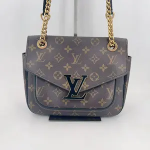 Pre-owned Louis Vuitton leather Crossbody Bags Passy Enameled Shoulder Bag