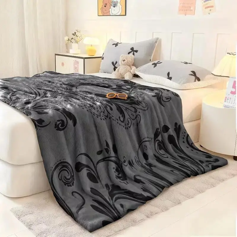 1 piece of ultra-soft flannel blanket, suitable for beds, sofas and offices. Lightweight and warm, machine washable, with long-lasting color, featuring a skull pattern design, in a modern style.