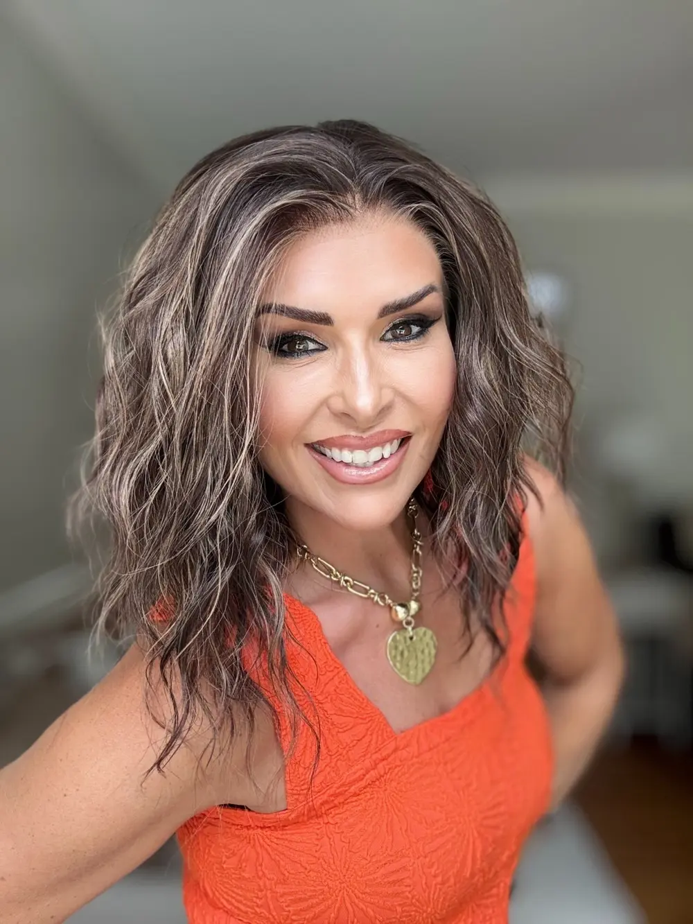 AISOM Chloe Toasted Brunette Melt Short Water Wave 12 Inches Free Part Lace Front Wig with Scandinavian Hairline Heat Friendly Synthetic Lace Wig for Women