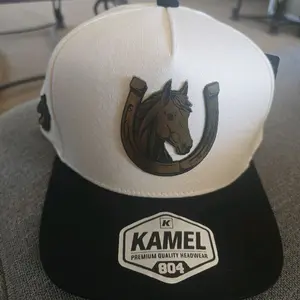 Gorra caballo con herradura, color beigue visera obscura marca kamel ajustable
