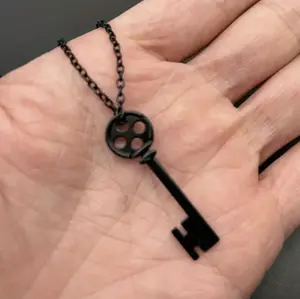 {sea bones charm necklace}Simple and pure black button shaped key pendant necklace