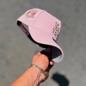 Pink New Era 9FORTY Los Angeles Dodgers Curved Brim Baseball Hat, Embroidered LA Logo, MLB Streetwear Cap, Limited Edition 2026 Urban Streetwear Gorra premium, moda urbana para hombres y mujeres, ideal para destacar tu estilo en TikTok. M