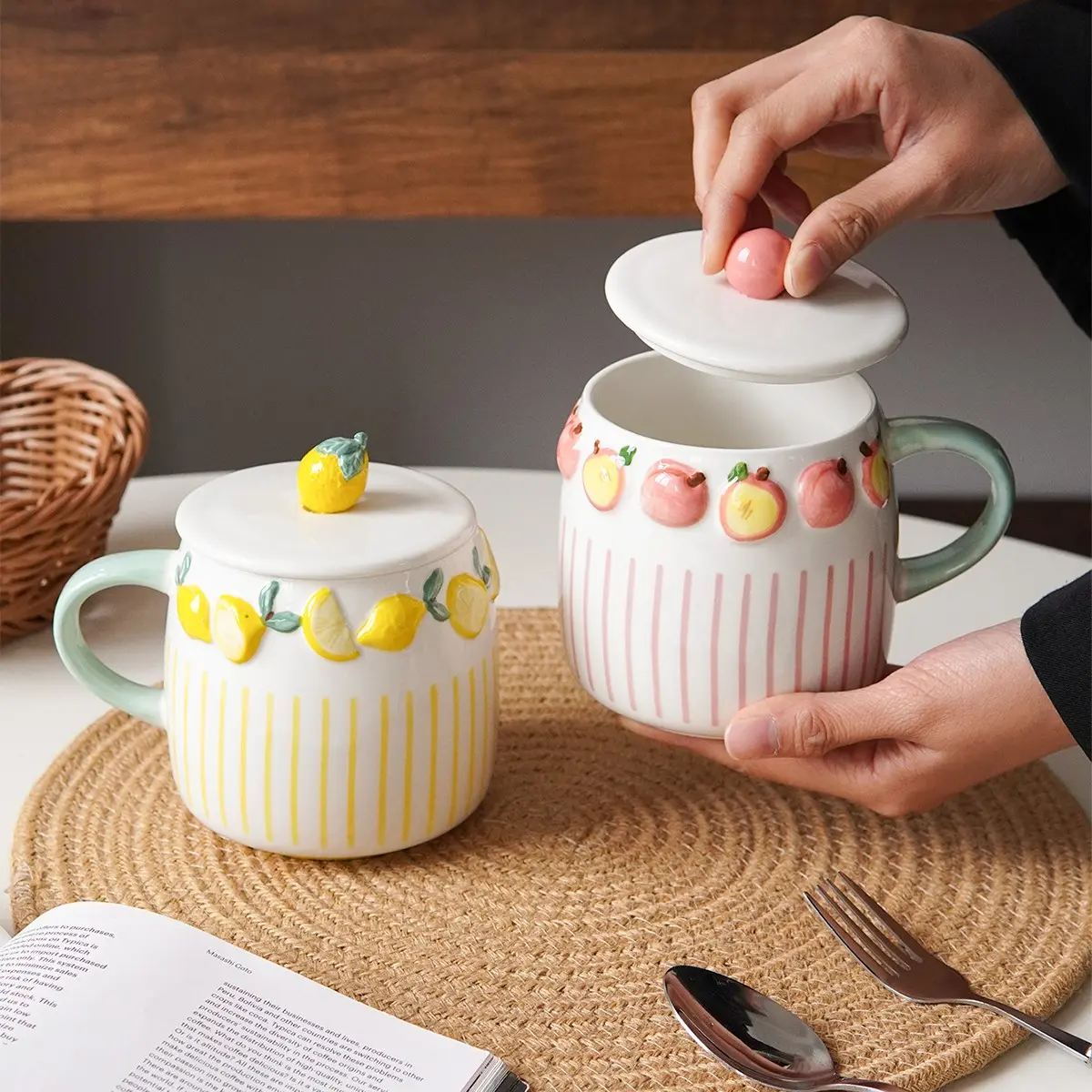 Elegant Embossed Fruit Pattern Ceramic Cup with Lid, Dust-Proof Blueberry Strawberry Design, Ideal for Home Decor, Coffee Art, Gift Stylish Coffee Mugs