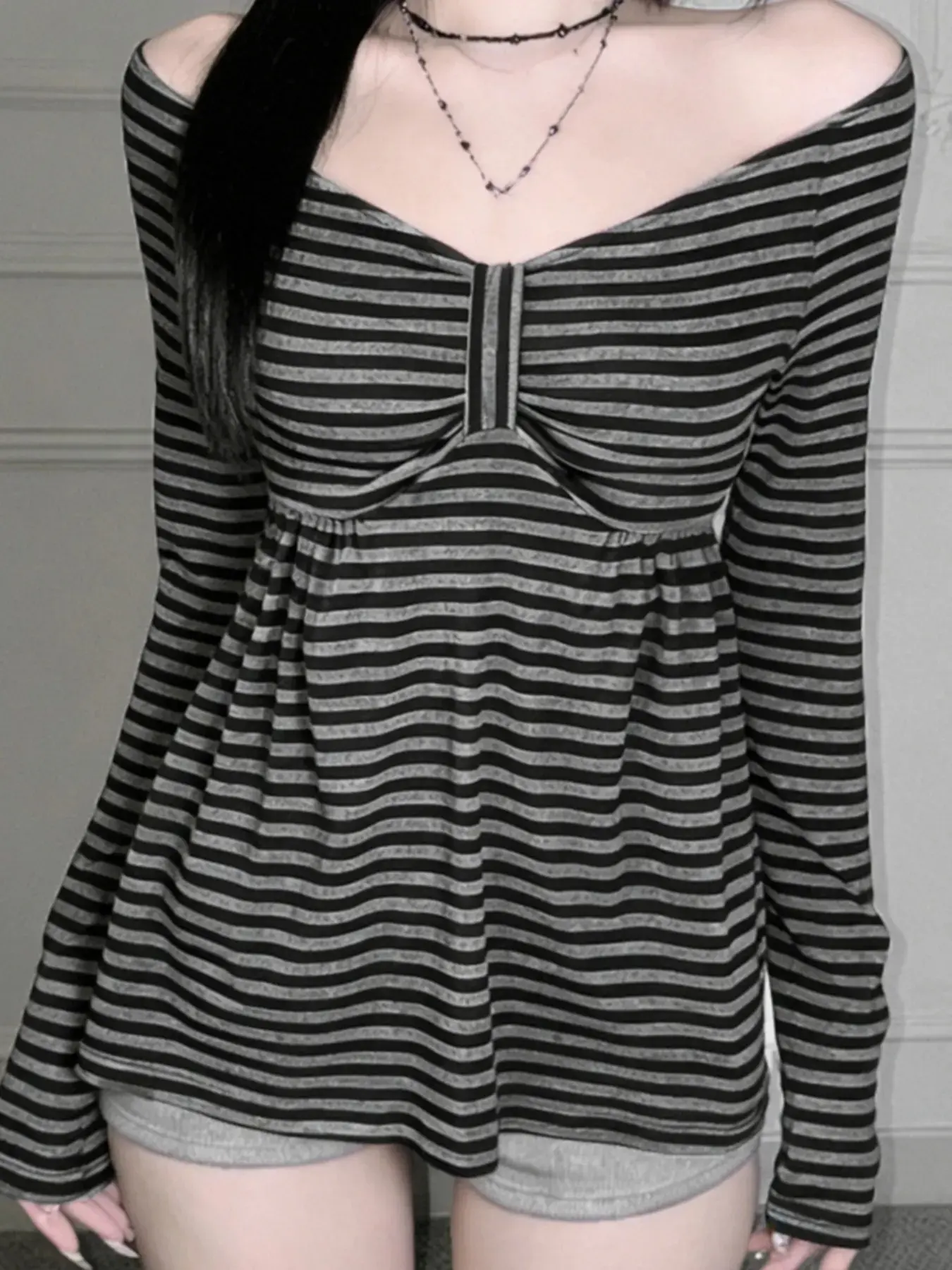 Harajuku Style Casual Cute Striped Contrast One-Shoulder Long Sleeve A-Line Top, Casual Fashion Shirt, Aesthetic Shirt, Fitted Cropped T-Shirt for Spring & Summer, College Trendy Women's Wear, Casual Classy Top, Casual Everyday Top