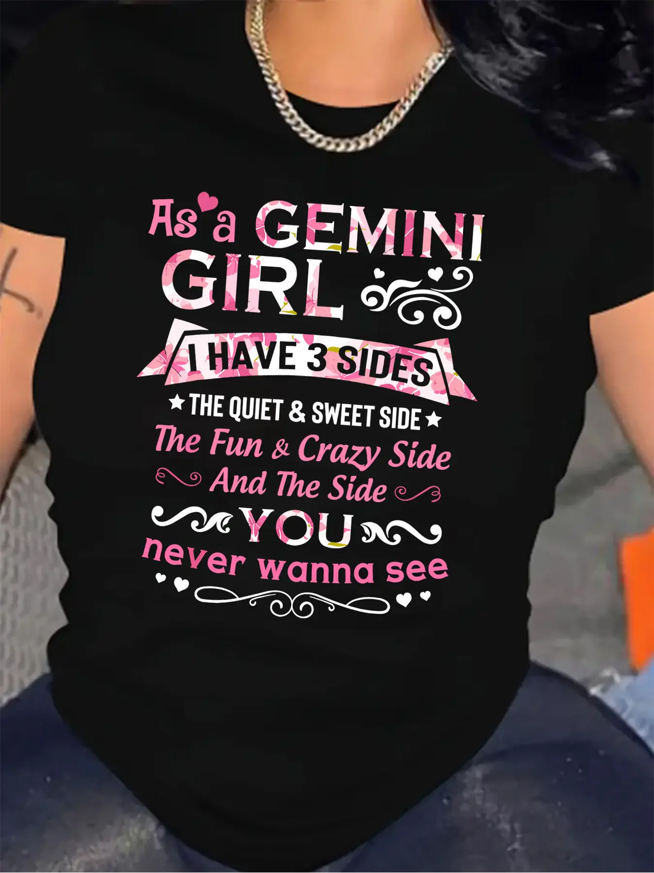 [ Large Print T-shirt] Gemini Casual Black T-shirt-fun Pink and White Two-color Print"As a Gemini, I Have Three Sides" Pattern, Dotted with Lovely Love and Swirl Elements, Full of Personality Charm