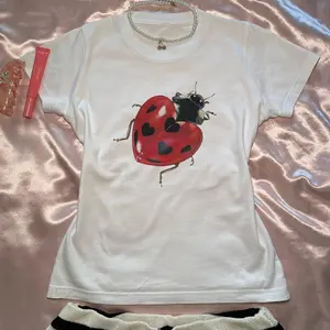 Ladybug Y2k Baby Tee Cute 90s Trendy Insect Shirt Y2k Vintage Bug Graphic Top Coquette Aesthetic Baby Tee 2000s Retro Love Bug Tshirt