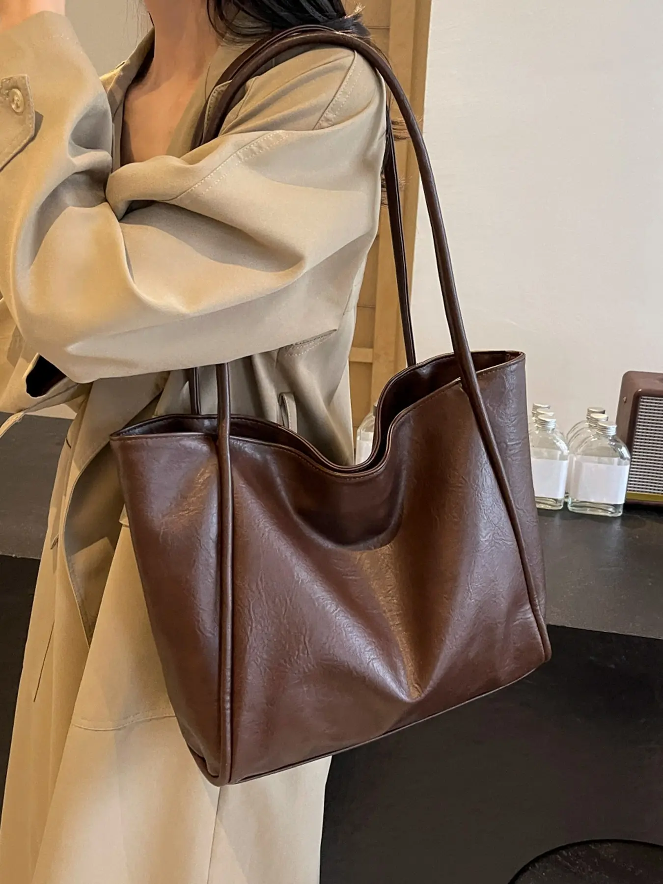 Leisure retro exquisite atmosphere tote bag, fashionable and simple solid color texture shoulder bag, large capacity design, can accommodate laptops and files, suitable for daily commuting, shopping, and gatherings
