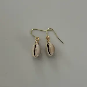 White Scallop Earrings with Gold Hooks - Elegant Shell Design for Everyday Wear