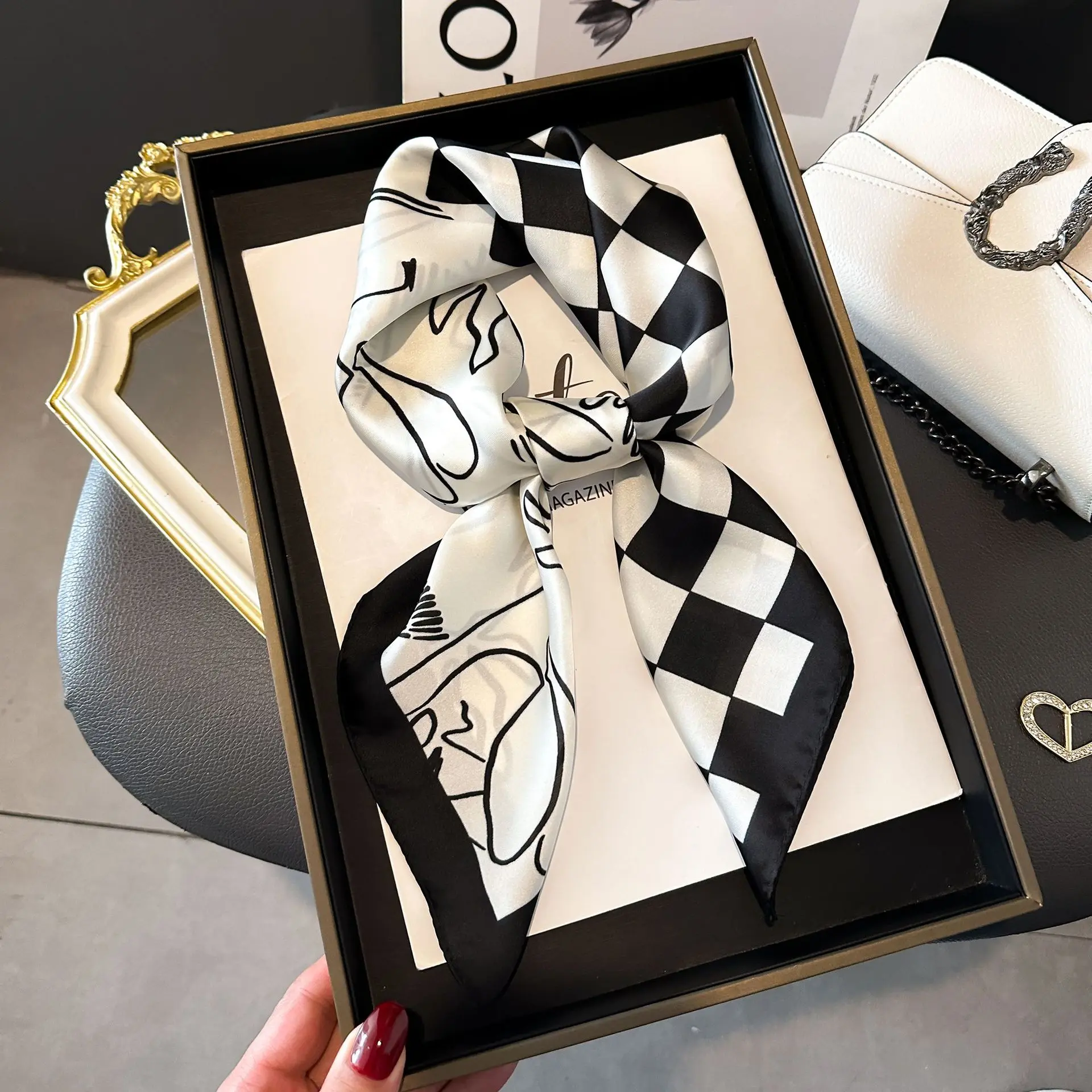 Grid black and white