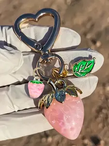 Cute Strawberry Keychain, Fruit Decoration, Zinc Alloy Material, Drip Painting, Wear-Resistant, Hangs on Backpack, Handbag, Shoulder Bag