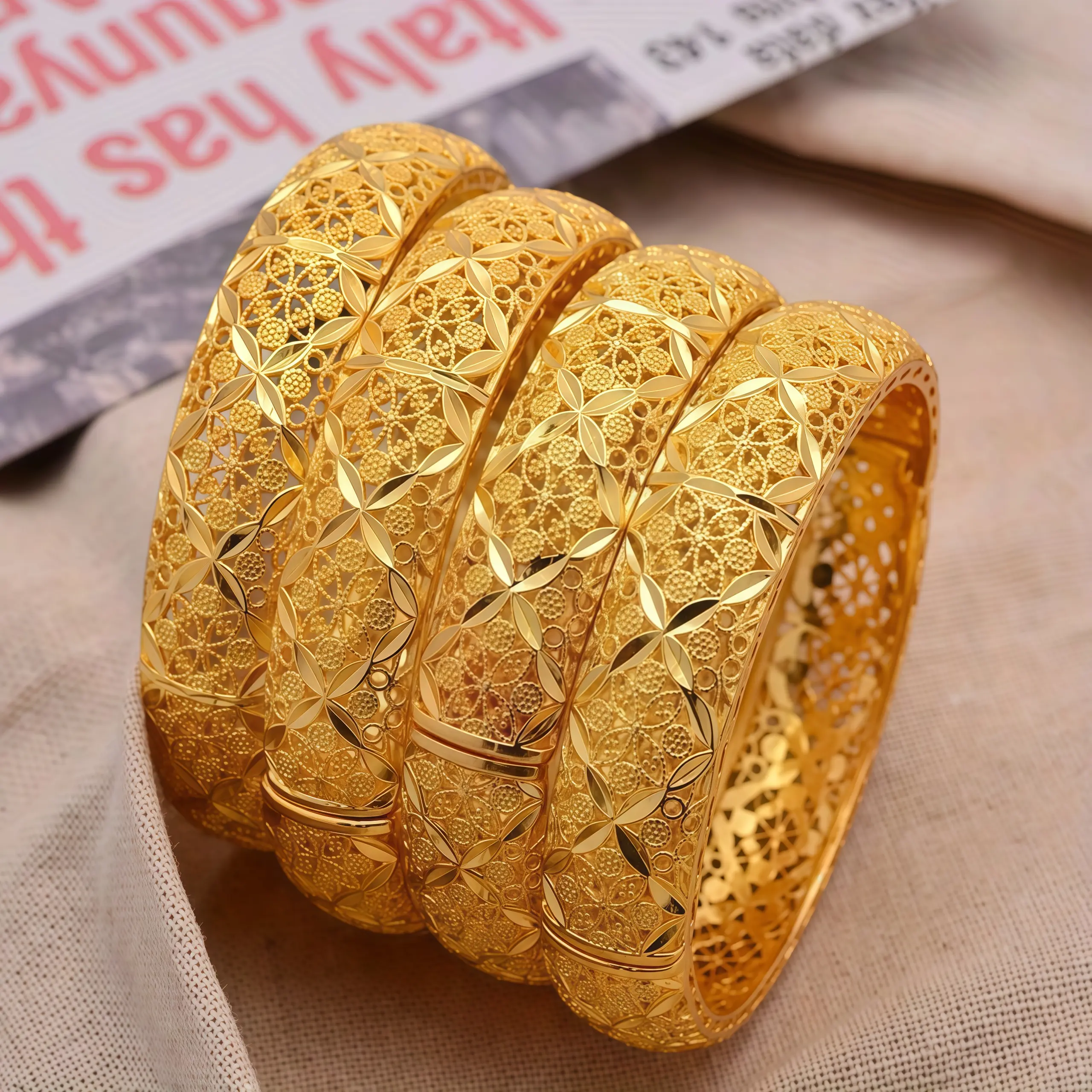 Women's Cuff Bracelet Luxury Gold Open- Europe and the United States fashion vintage gold-plated color traditional wedding bracelet, fashionable and trendy geometric pattern, as a gift to your girlfriend, mother, friends, holiday beautiful accessory