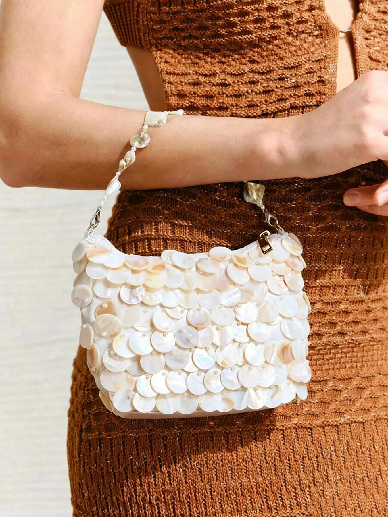 Ladies' shell decorated Boho Style handbag, gold metal chain, fashionable, simple, elegant and versatile; Suitable for beach, vacation, holiday, summer outings, exquisite and fashionable styles, high-end texture