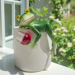 Funny Drinking Frog Statue Flower Pot Hugger  Hanging Frog Figurine Planter Pot Decorations for  Garden Fence Balcony Patio Lawn Yard Ornaments (Drinking Red )