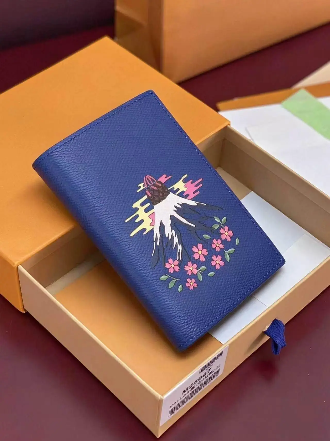 Men's Chic Bifold Card Wallet Flip - Casual Trendy GraphicPrint, Compact Durable Polyester-Blended PU Leather,Multiple Card Slots, Exclusive Gift Box Packaging, StylishMen's Accessories (Do Not Dry Clean)