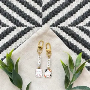 Handmade Custom Bear Name Keychain Personalized Beaded Keychain with Colorful Daisy Charms for Unique Gift Ideal for Everyday Use and Special Occasions