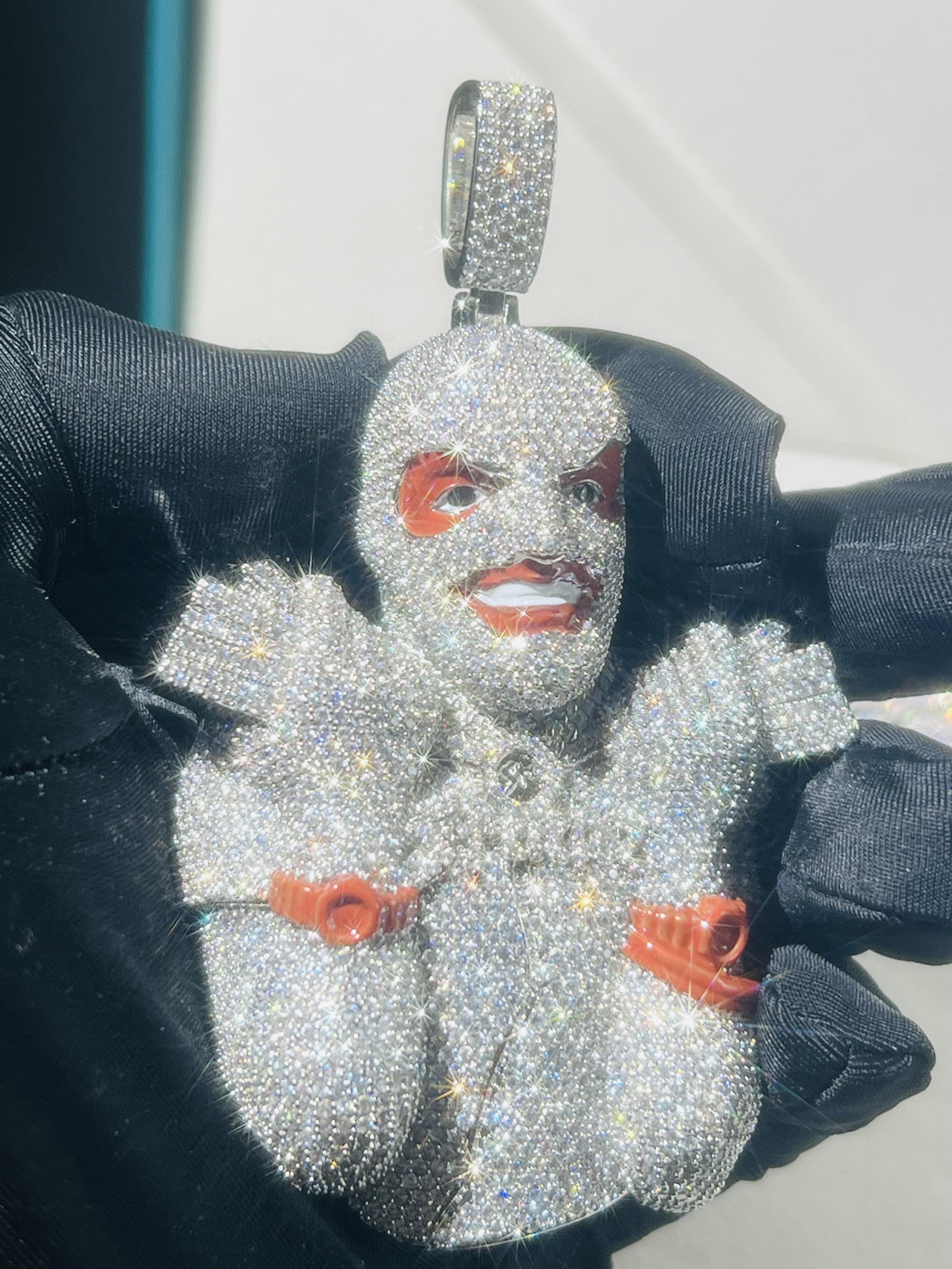 Personalized customized ice cold pendant, flying sky dollar bill thief face diamond inlaid pendant, hip-hop pendant, full of ice rap singer charm, wearing pendant accessories for large carnival parties, hip-hop classical pendant