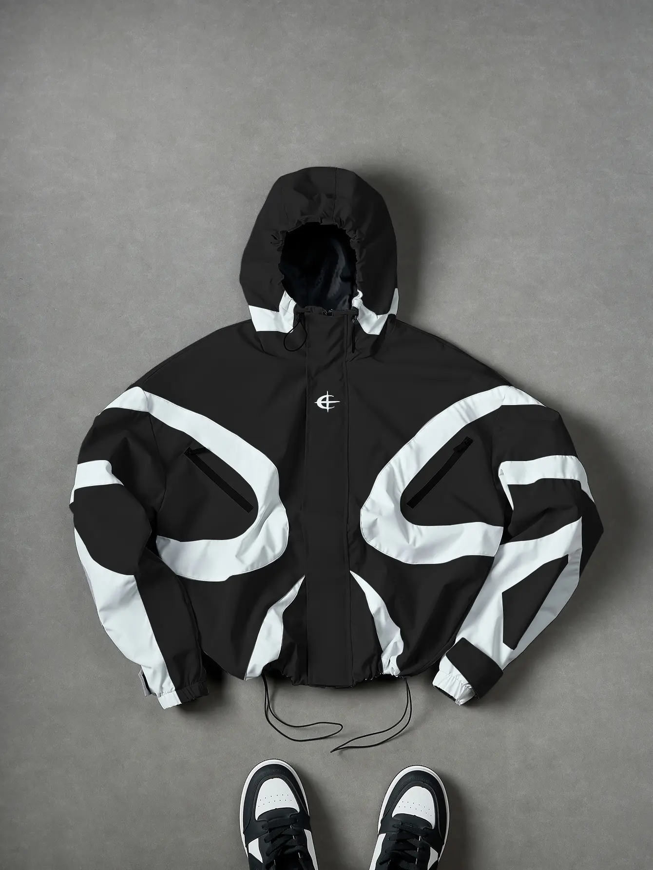 Men’s black-and-white color-block hooded hardshell jacket – functional design with a drawstring hem for wind protection, suitable for streetwear, outdoor activities, daily commuting, and casual outings.