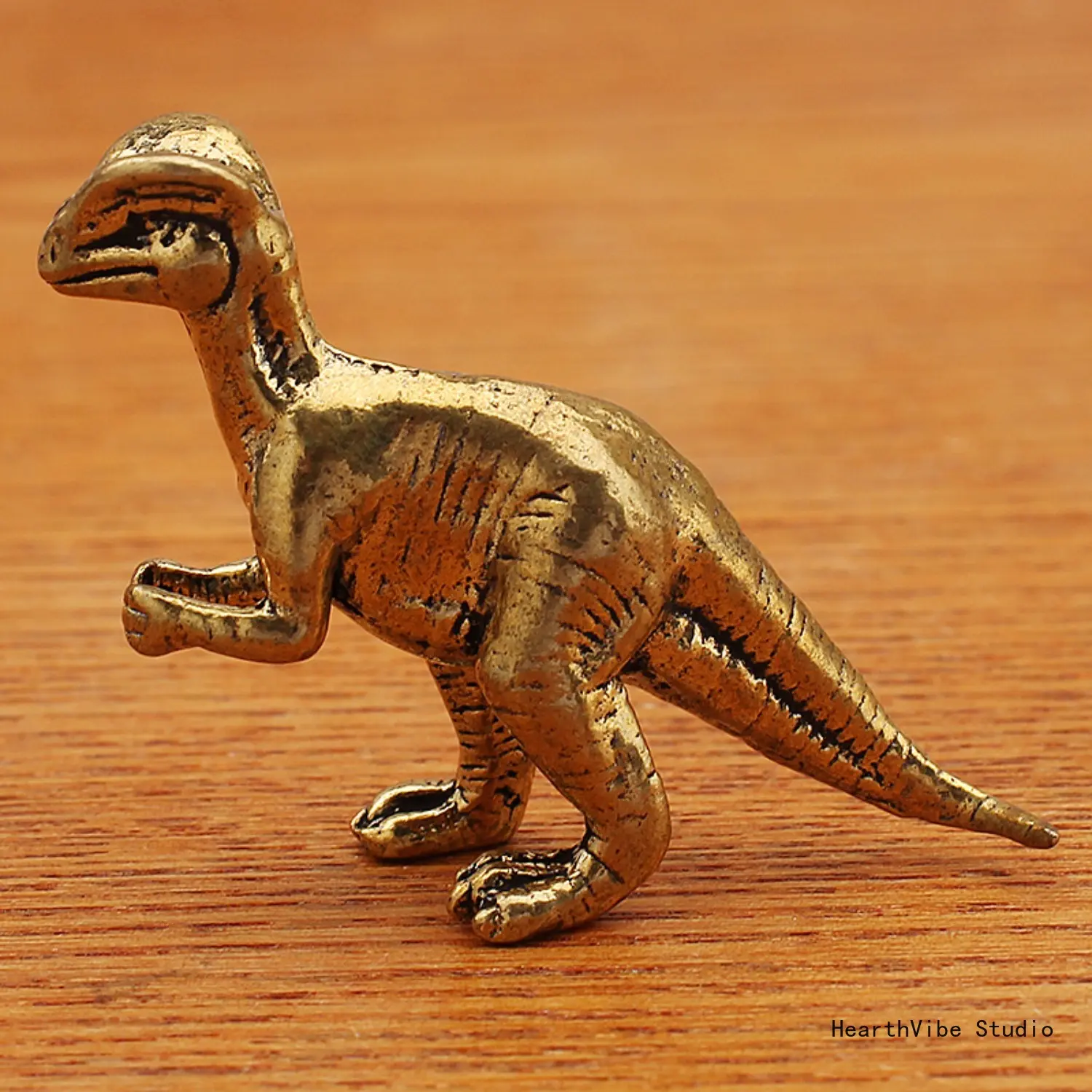 Retro-Style Handmade Miniature Copper Velociraptor Dinosaur Figurine - Camping & Hiking Gift, Metal Craft Statue, Resin Figure, Collectible Figure Decor, Dresser Household Room Decor, Figurines for Collectors